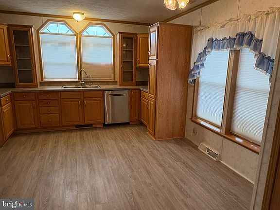 4th image of 1012 Barberry Ave