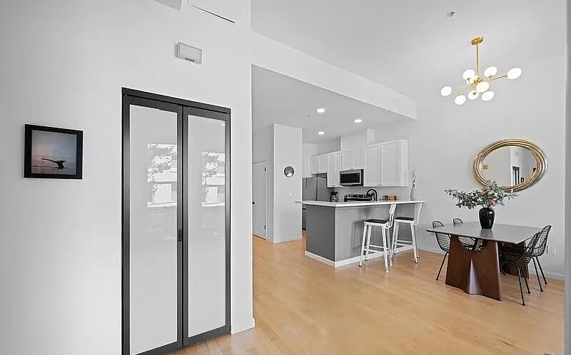 1 bed, 1.0 bath, 852 sqft, $4,000 — Photo 3