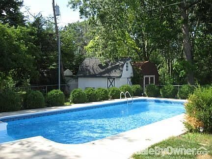 16' x 32' Inground Pool : 2 1/2' to 8' deep--Unbelievably fun pool parties and barbeques