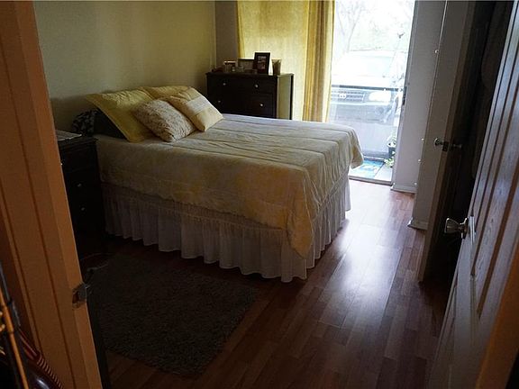 4th image of 121 Oyster Bay Cir APT 100