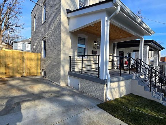 5th image of 242 57th Pl NE