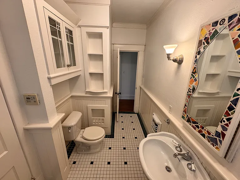 412 E 6th St — Photo 33