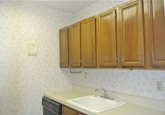 2nd image of 26910 Grand Central Pkwy APT 16C