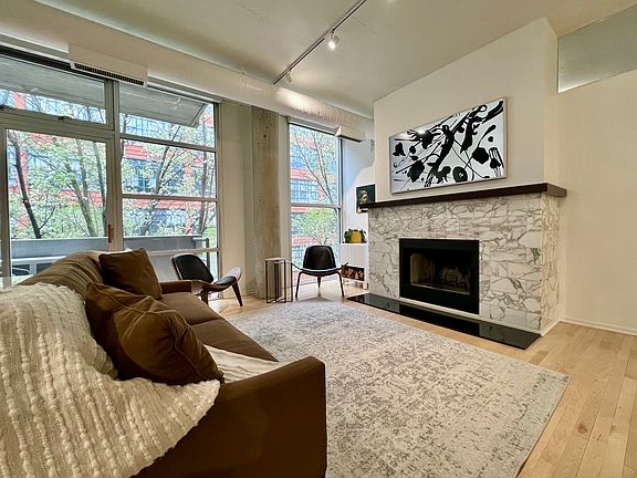 4th image of 939 W Huron St Unit 205