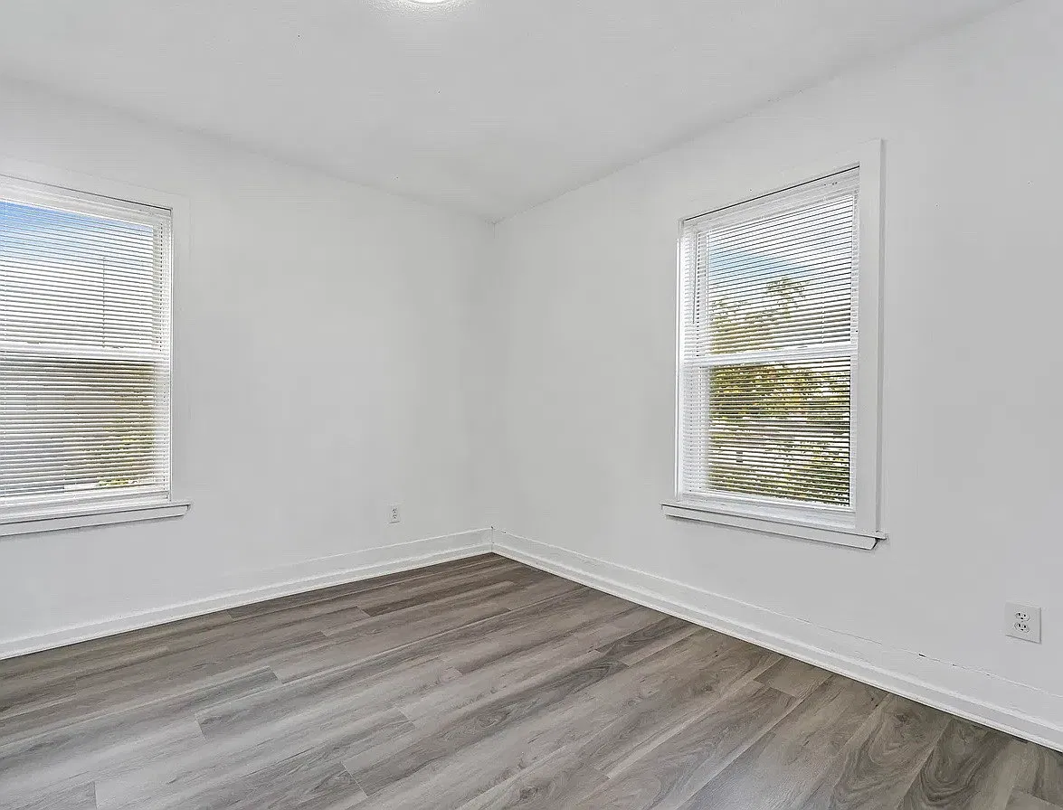 3 bed, 1000 sqft, $1,900 — Photo 3