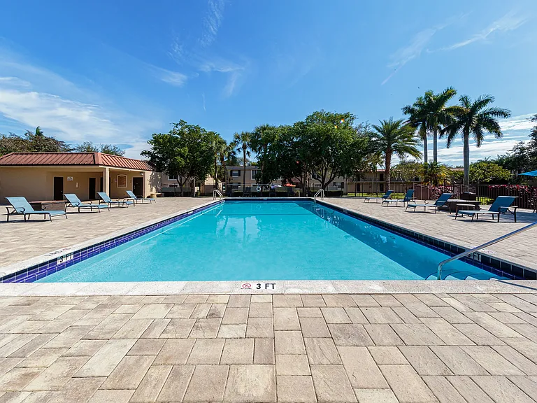 Swimming Pool | Sunset Palms | Apartments For Rent in Hollywood FL