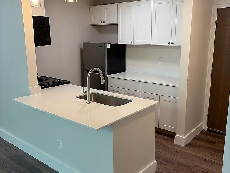 Parkway Apartments — Photo 8
