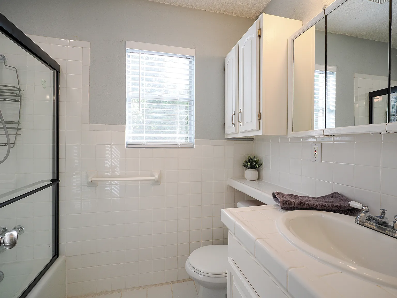 3 bed, 2308 sqft, $3,400 — Photo 3