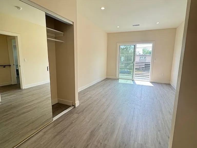 5014 Kester Ave — Photo 11