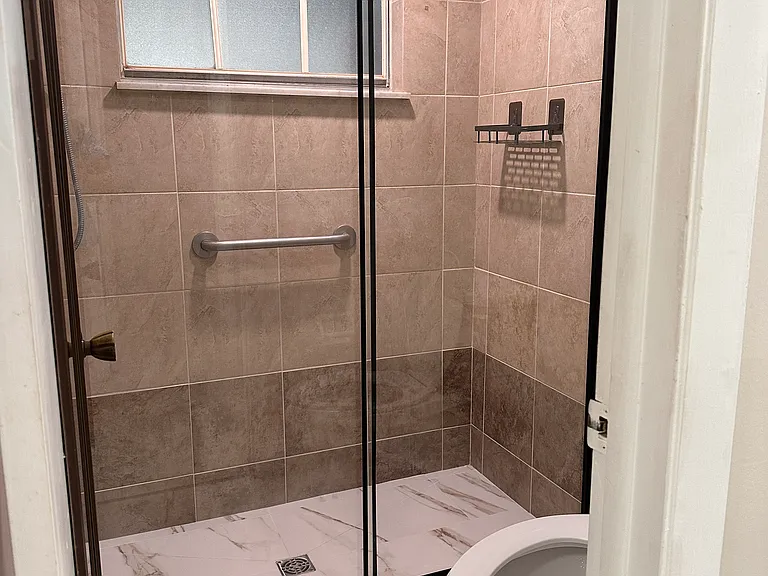 Newly renovated full bathroom.