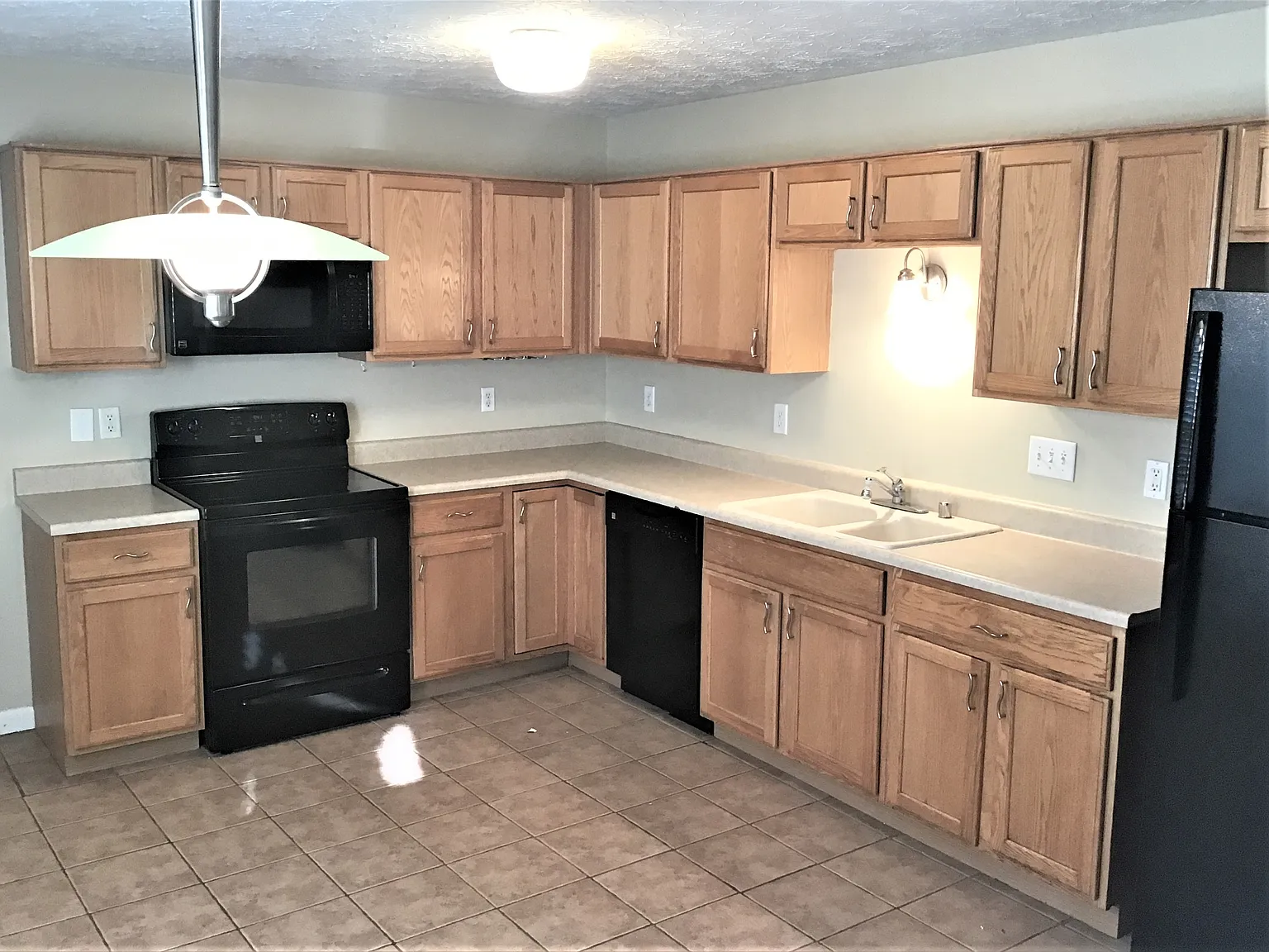 4 bed, 2.5 bath, 2156 sqft, $2,670 — Photo 4