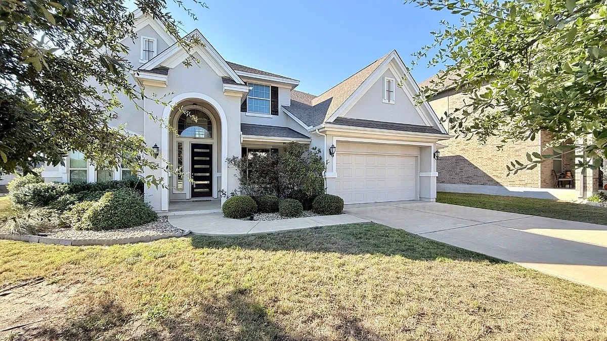 5 bed, 4.5 bath, 4049 sqft, $4,900 — Photo 3