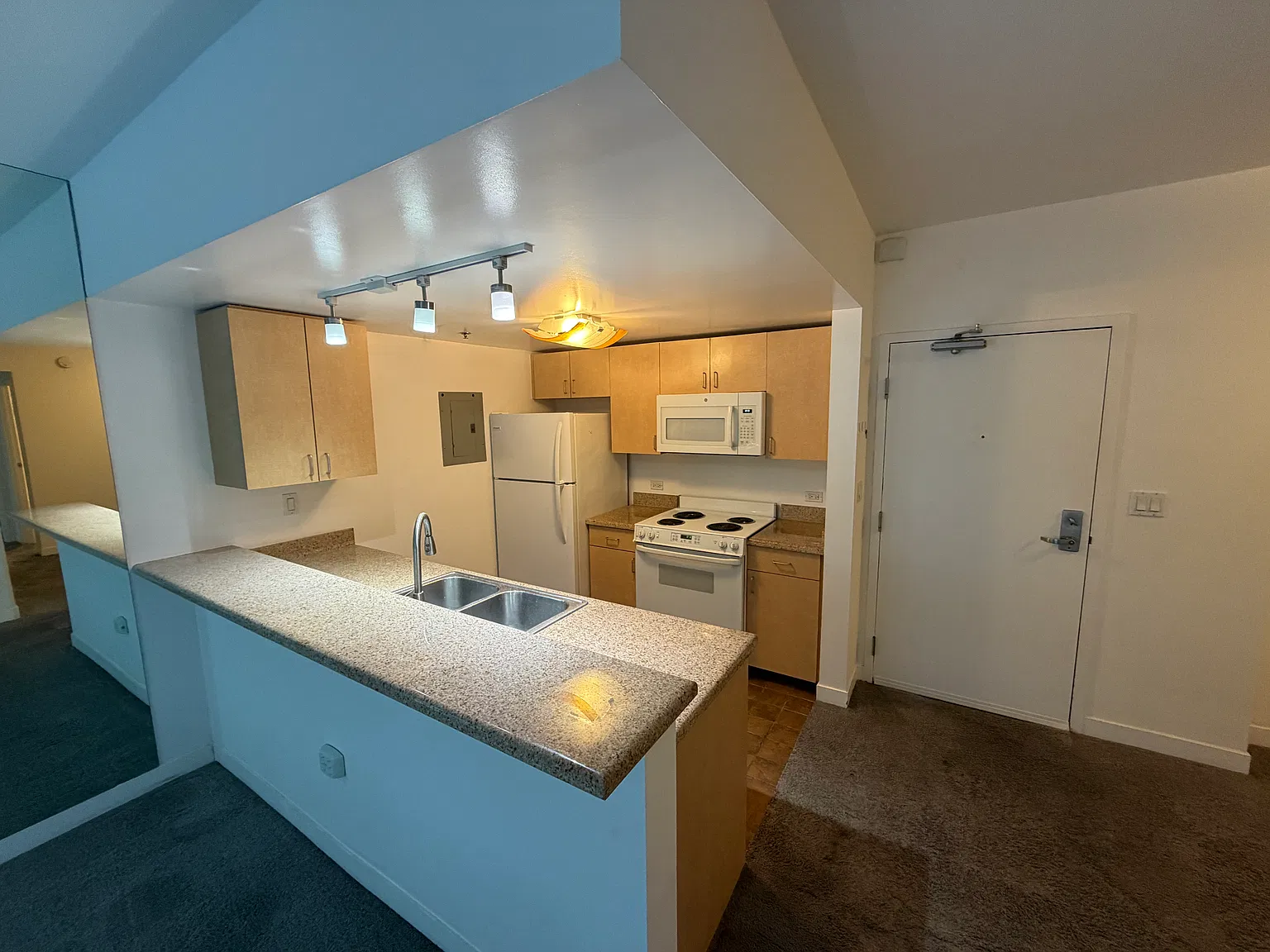 2 bed, 877 sqft, $2,695 — Photo 2
