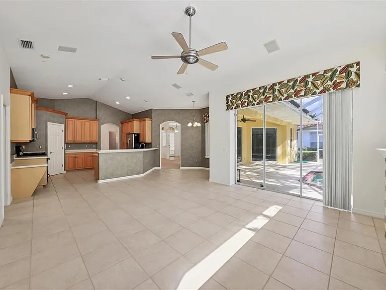 4920 Old Oakleaf Dr — Photo 15