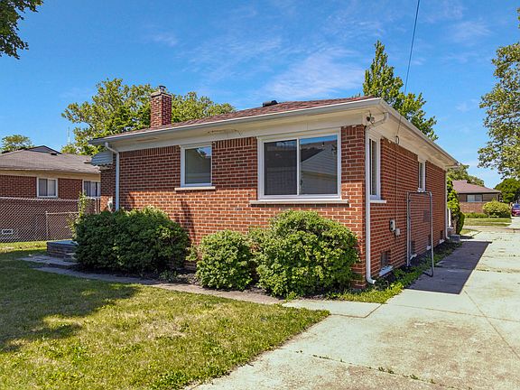 5th image of 15241 Pearson St