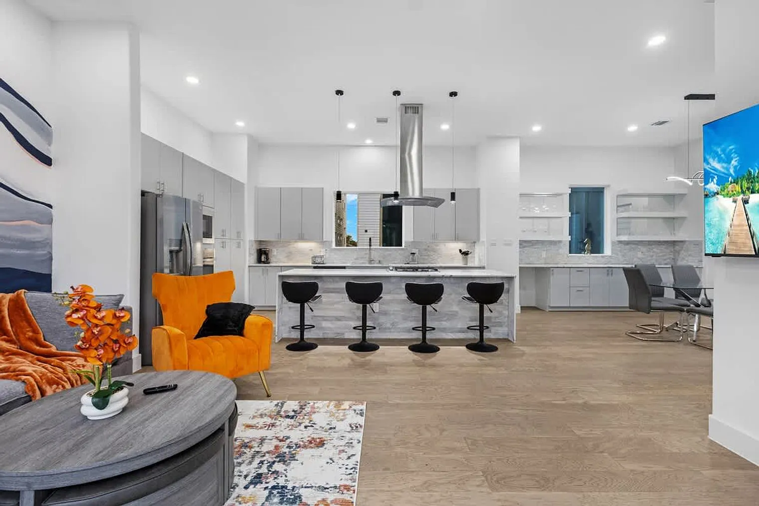 3 bed, 3.0 bath, 2497 sqft, $4,970 — Photo 2