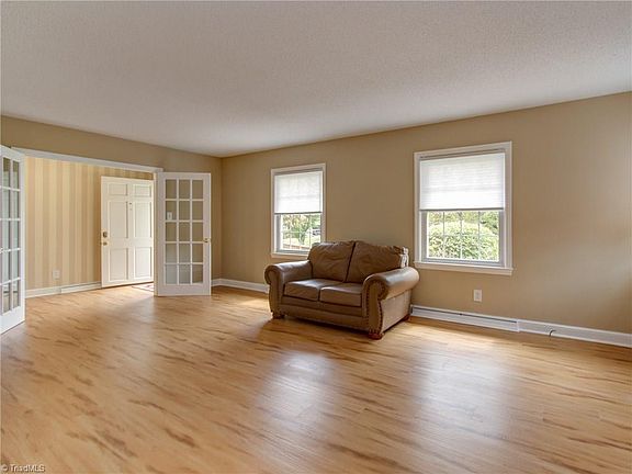 3rd image of 2502 Fairway Dr