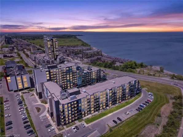 16 Concord Pl #548, Grimsby, ON L3M 0J1
