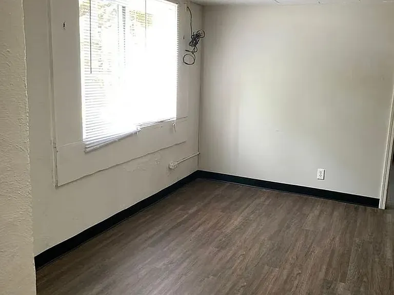 107 S Bryan Ave — Photo 4
