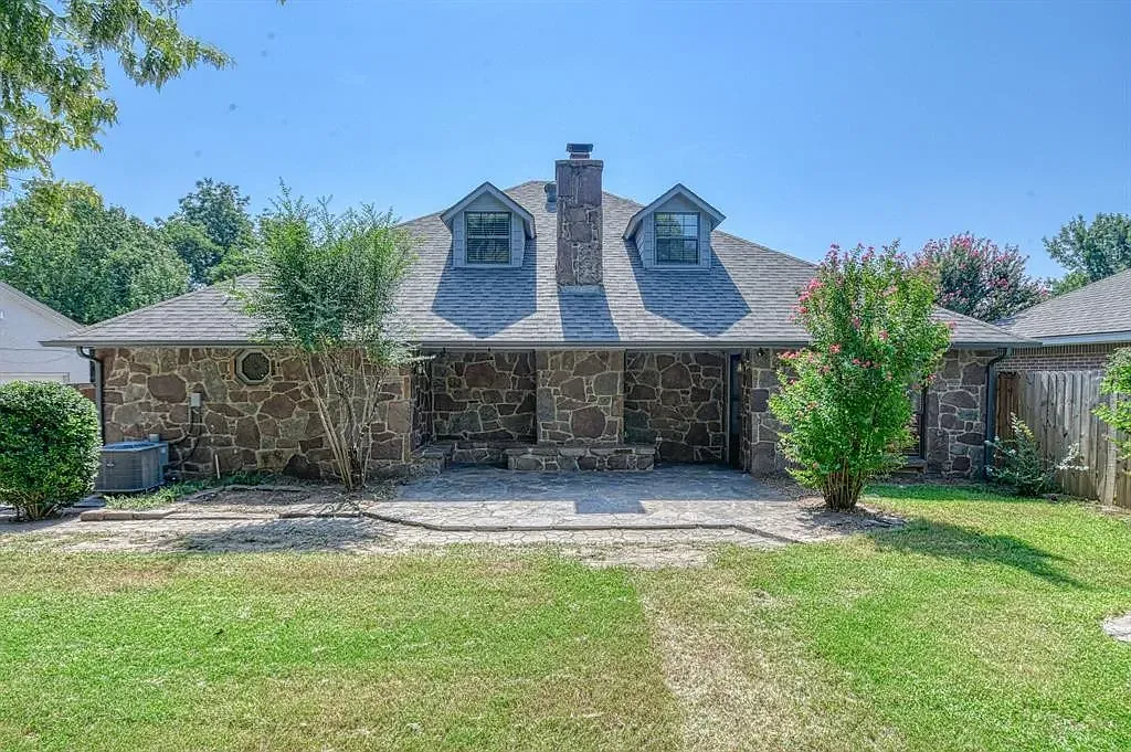 4 bed, 2437 sqft, $2,650 — Photo 4
