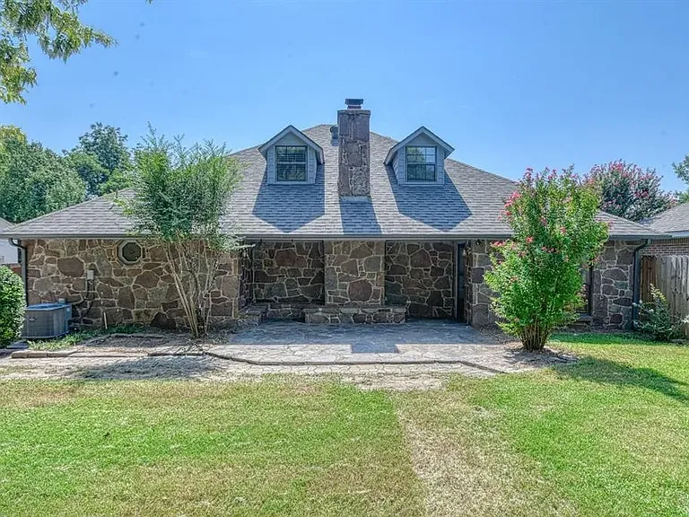 3609 Hampton Ct — Photo 4