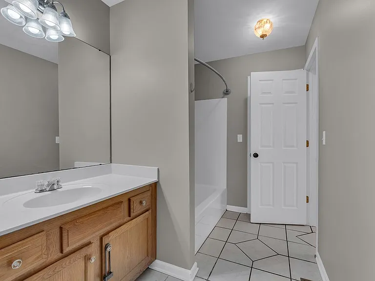 62 Eastgate Cir — Photo 5