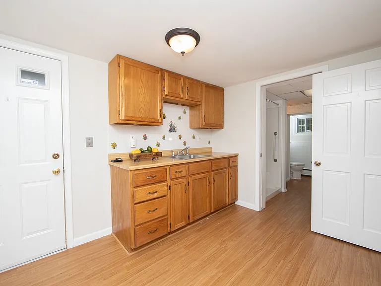 545 Maple Ave — Photo 8