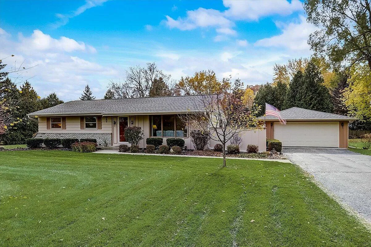 N32W22017 Hill N Dale Cir photo 1