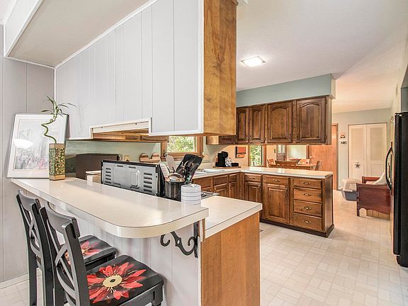 5th image of 16860 Colony Dr