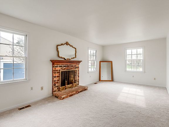 2nd image of 801 Sycamore Ct