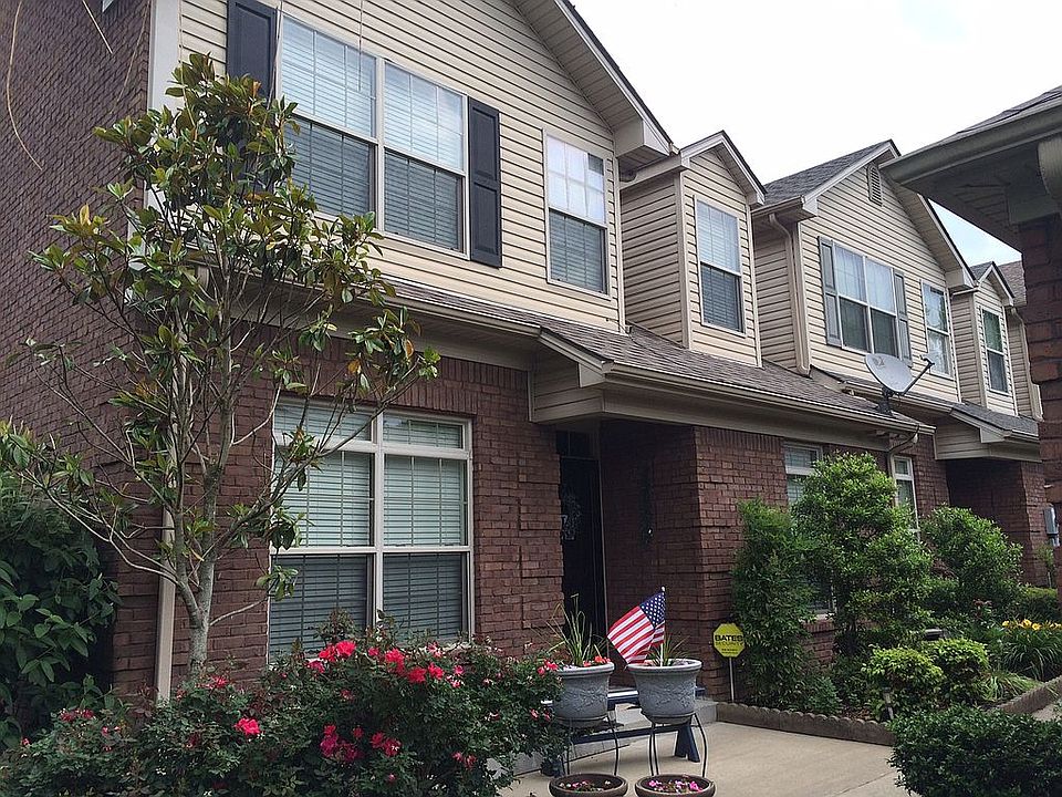 Front Courtyard & entrance 