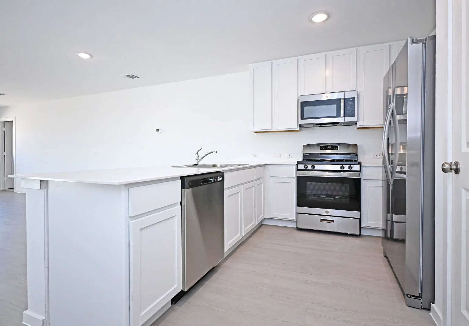 3 bed, 2.0 bath, 1402 sqft — Photo 4