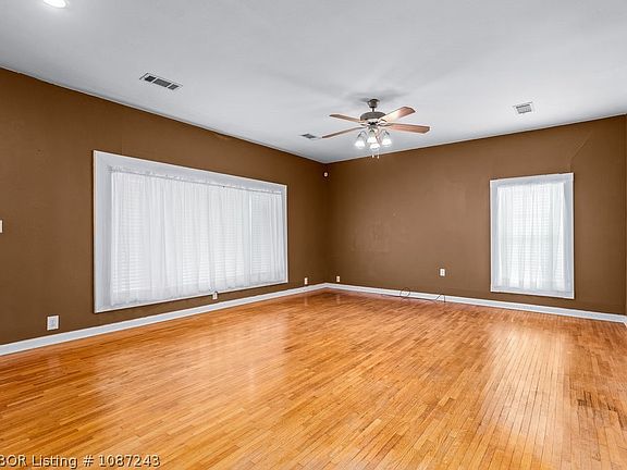 3rd image of 605 N Owen Ave