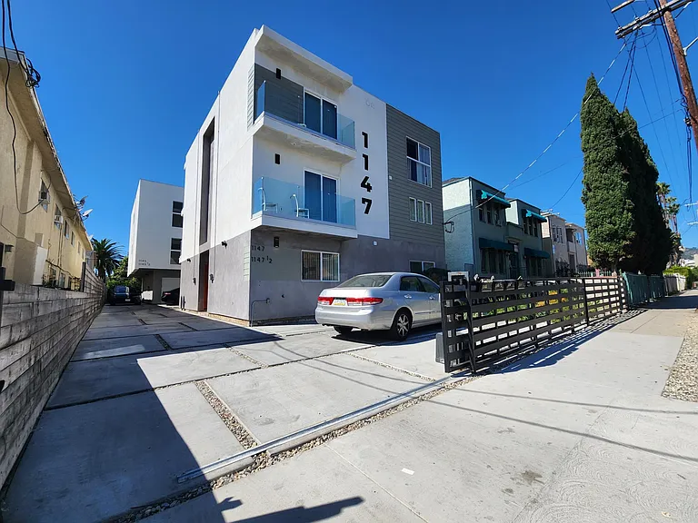1147 N Kenmore Ave — Photo 22