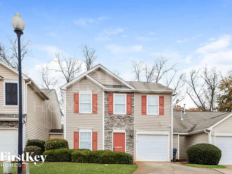 345 Lakeside Cir — Photo 1