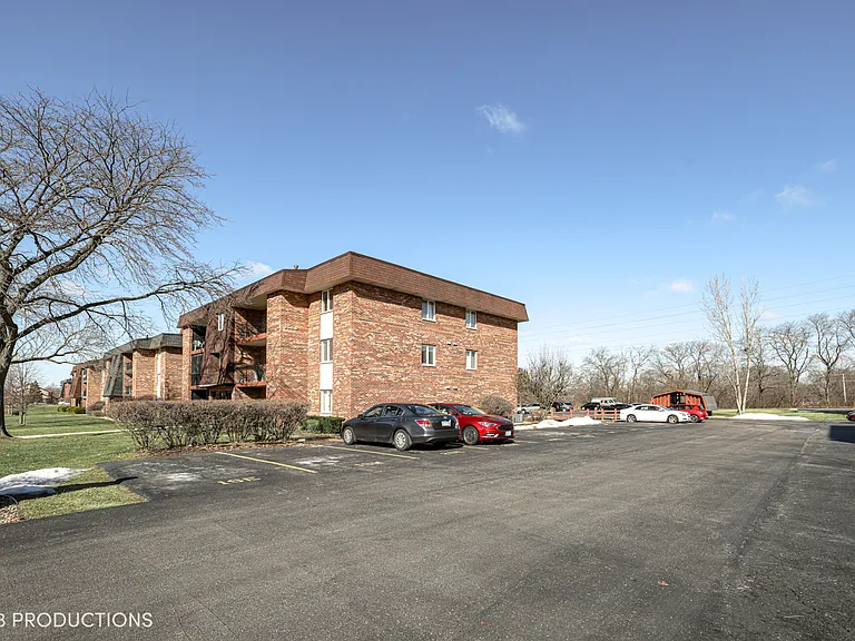 9114 W 140th St #103 — Photo 4