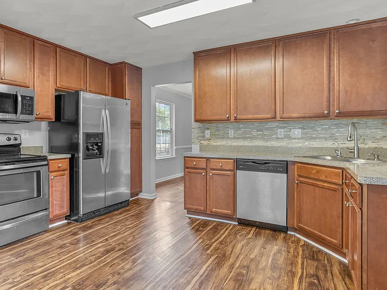 430 Woodford St — Photo 2