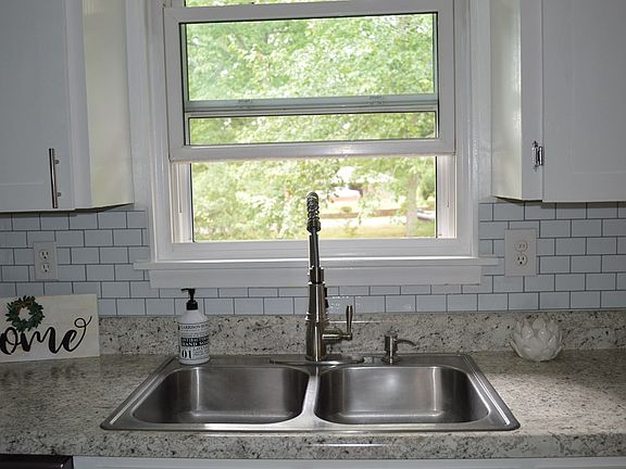 3rd image of 2210 Malibu Dr SE