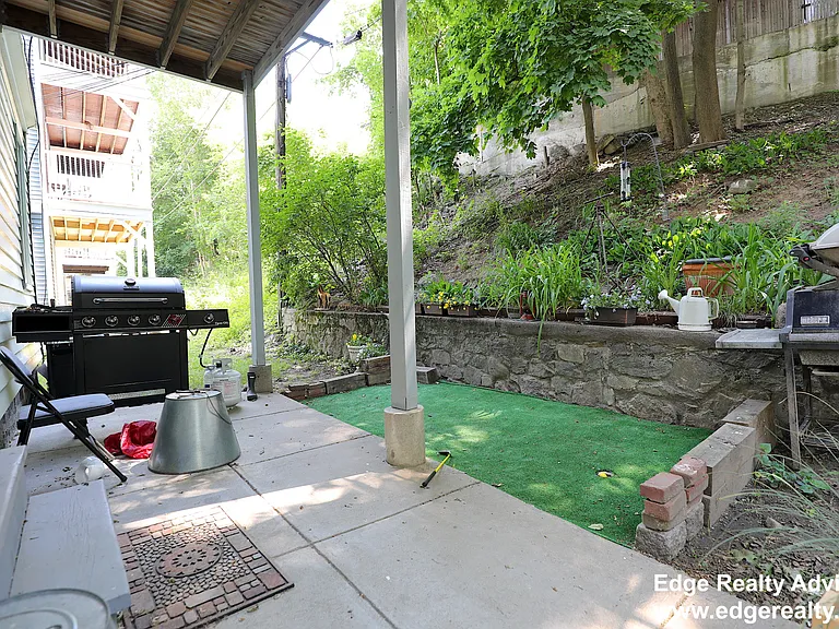 554 Washington St #1 — Photo 3