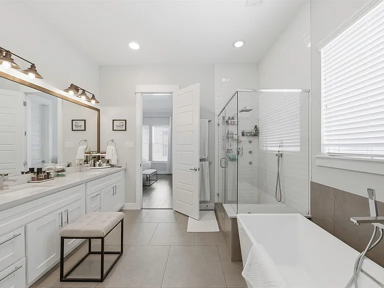 1116 W 15th 1/2 St #C — Photo 25