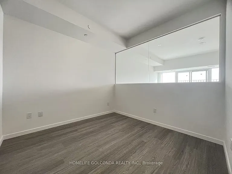 689 The Queensway #423 — Photo 3
