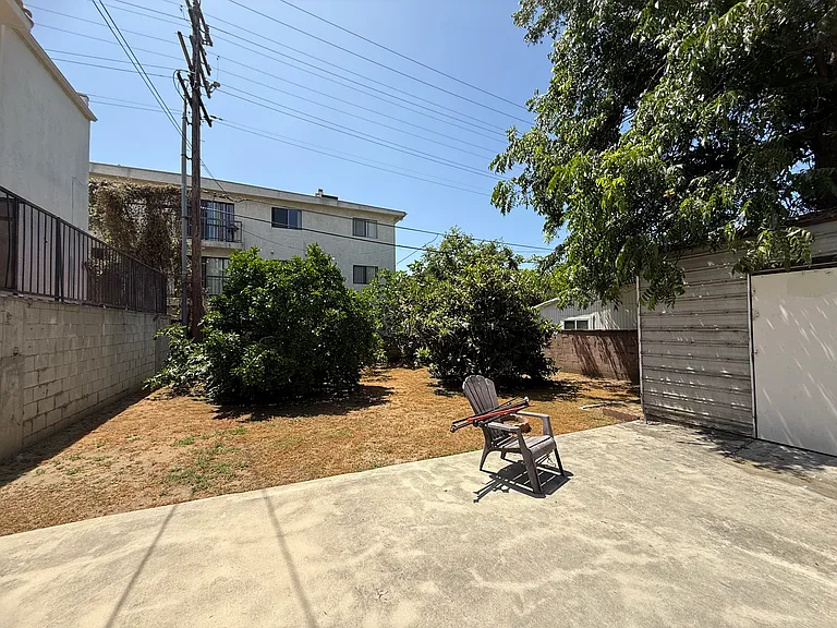 1116 Irving Ave — Photo 19