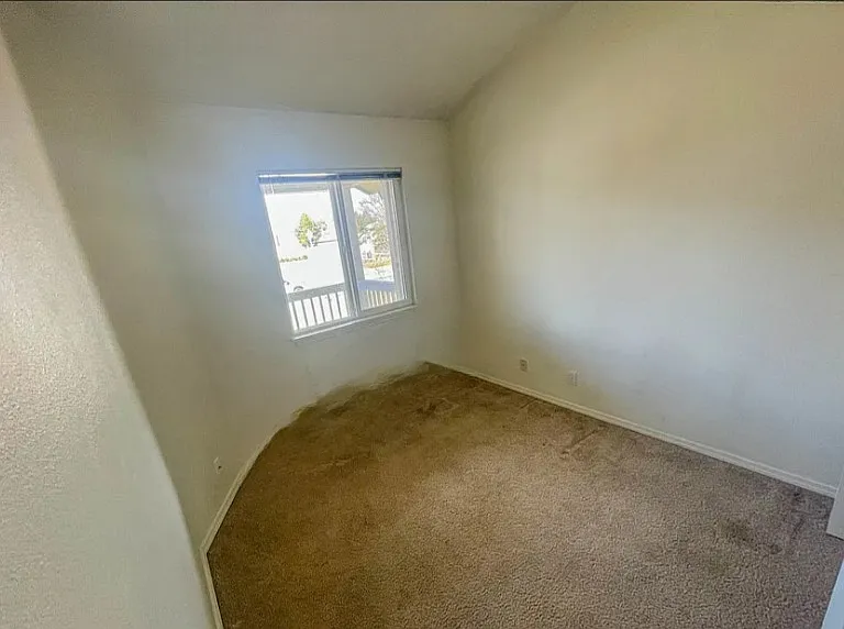 515 W State St — Photo 6