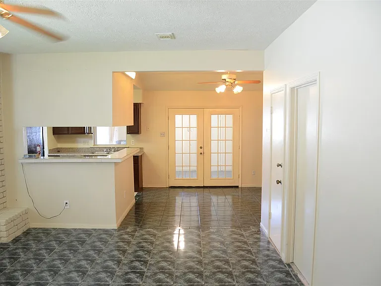 10807 Emery Dr — Photo 3