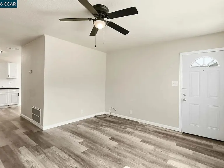 2225 E Myrtle St — Photo 15