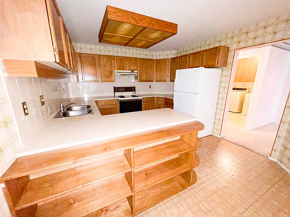 3rd image of 13894 102nd Ave #102