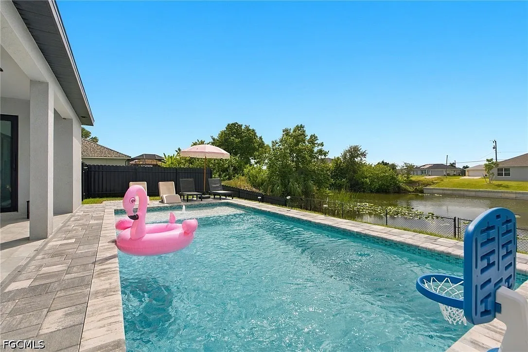 3 bed, 3.0 bath, 1623 sqft, $6,000 — Photo 2