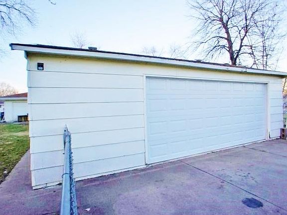 5th image of 107 W Dawes Ave