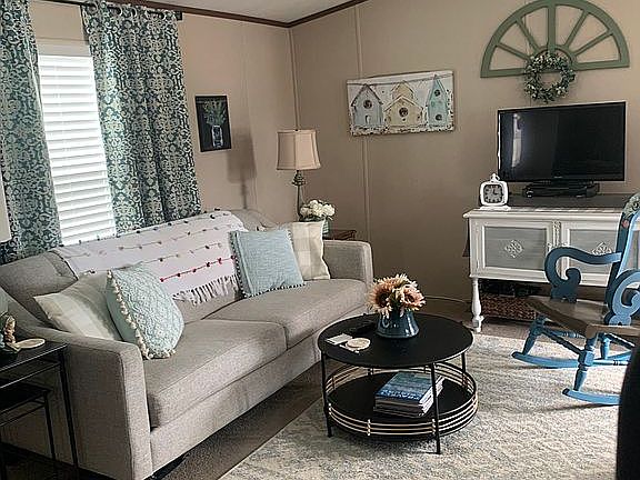 5th image of 279 Green Oak Dr