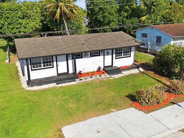 270 SW 10th Ave — Photo 2